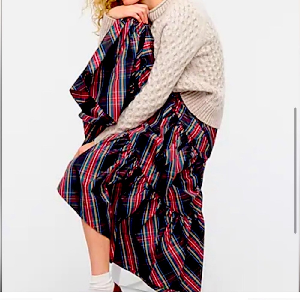 JCREW A Beautiful Plaid maxi skirt with the luxury rich material. ♥️💚🖤